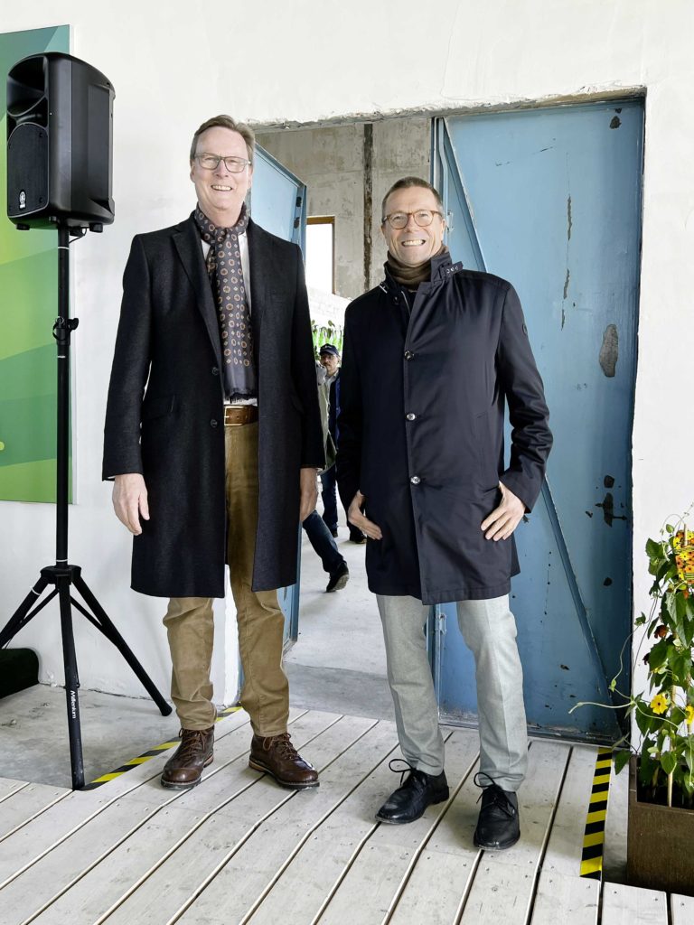 Gunther Wölfges (Vorstandsvorsitzender Stadt­sparkasse Wuppertal) und Wuppertals Oberbürgermeister Uwe Schneidewind