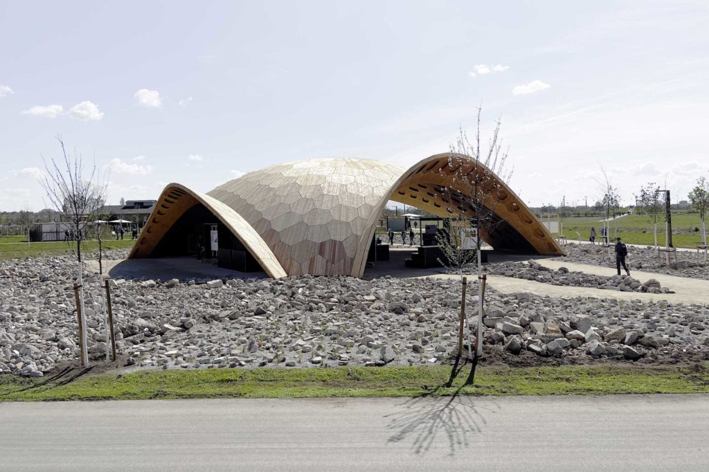 Der sieben Meter hohe Holz-Igel-Pavillion hat in Mannheim seinen zweiten, nachhaltigen Einsatz. Er wurde zuvor auf der BUGA in Heilbronn bereits als Veranstaltungsbereich benutzt.