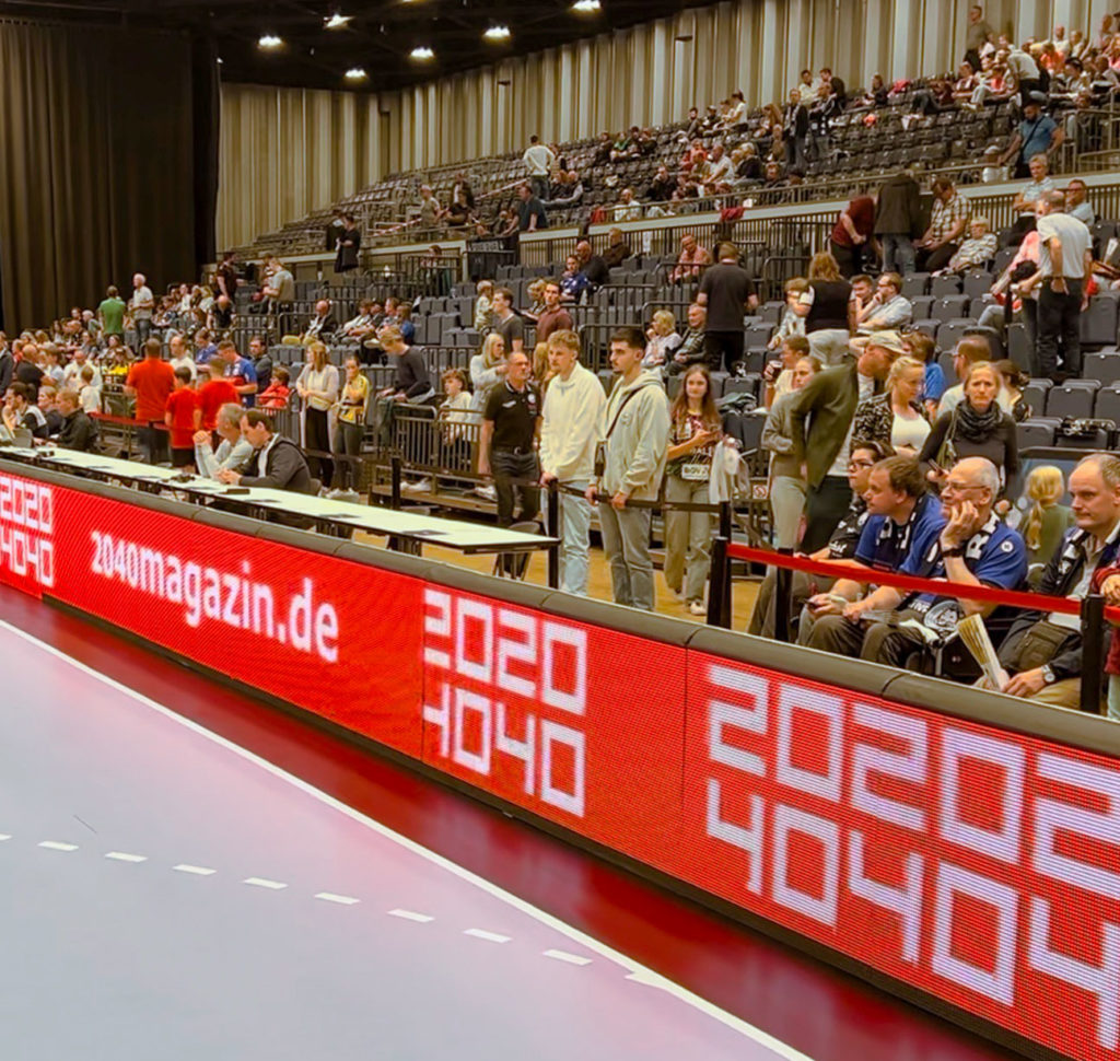 Bandenwerbung 2040 Magazin bei einem Handball-Spiel des BHC