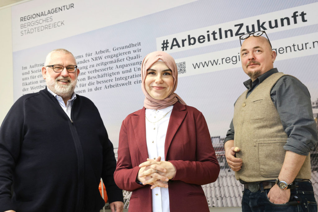 Gruppenbild V. li.: Andreas Dummer, Arzu Gül, Oliver Francke 
(Leiter Regionalagentur Bergisches Städtedreieck). 